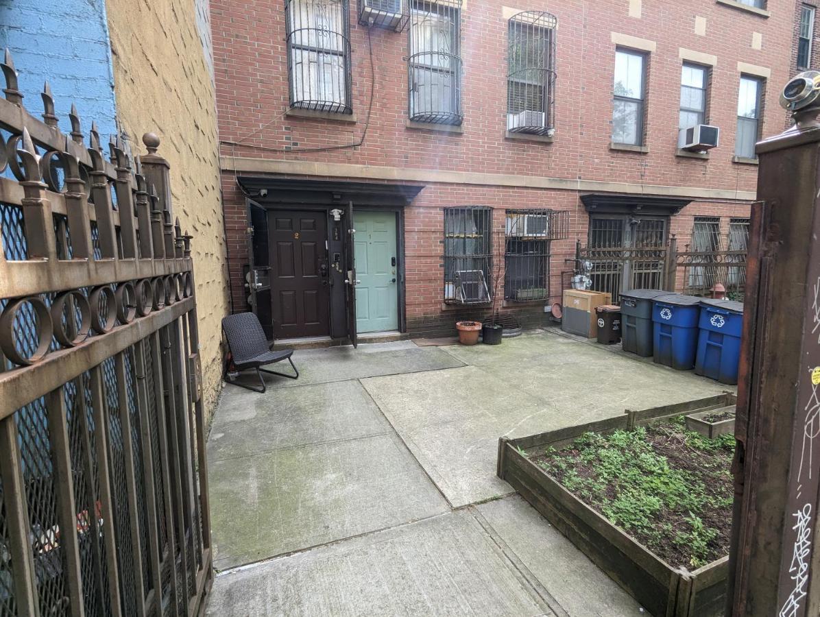 Central & Affordable Williamsburg Small Room New York Exteriör bild